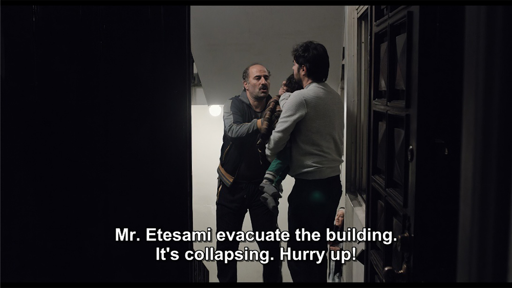 Figure 1: The Salesman (Asghar Farhadi, 2016), prologue: evacuation order during the buildings collapse (00:00:20; subtitle: Mr. Etesami, evacuate the building. It&rsquo;s collapsing. Hurry up!).